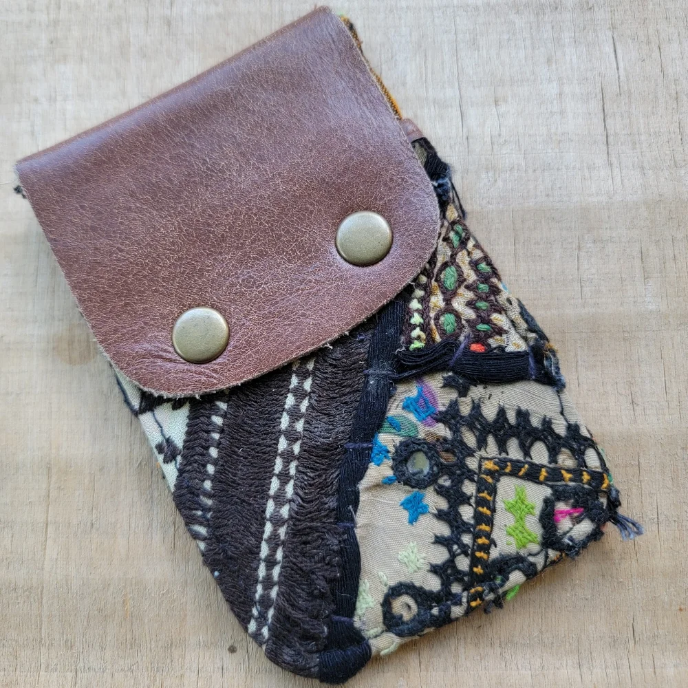 🎱🔮 Free People Boho Embroidered Repurposed vtg banjara hippie Wallet card case - Picture 9 of 16